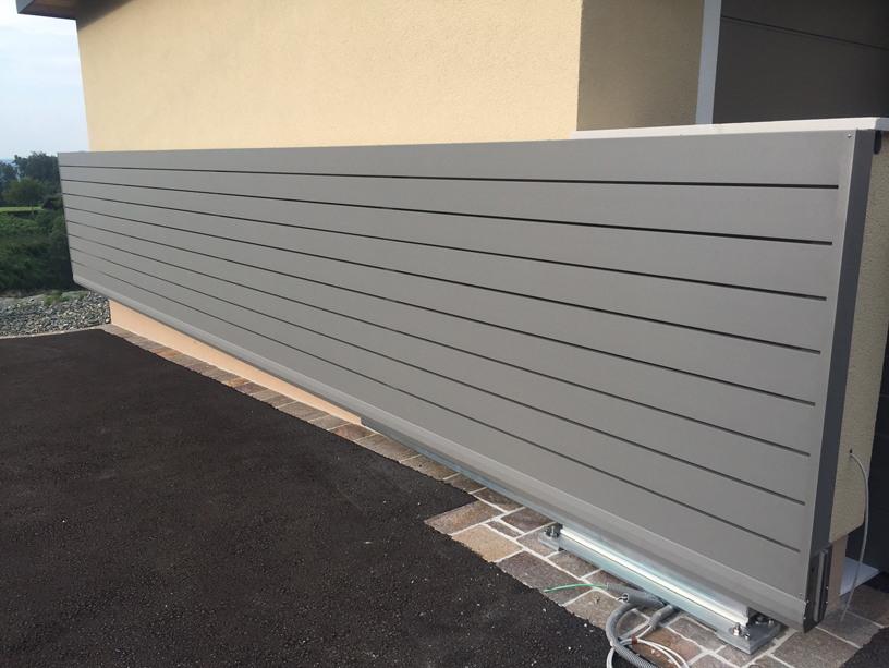 88i-Schiebetor-mit-aktiven-Kontaktleisten-und-Auflaufschuh-und-Gabel-in-der-geöffneten-und-geschlossenen-Stellung